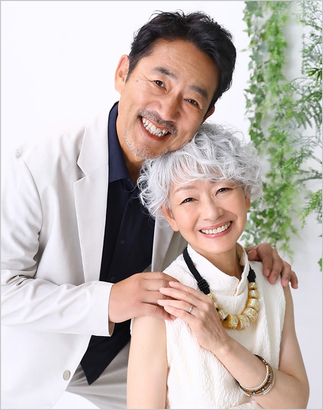 シニアフォトファミリーパックの撮影例：笑顔で寄り添う夫婦のツーショット
