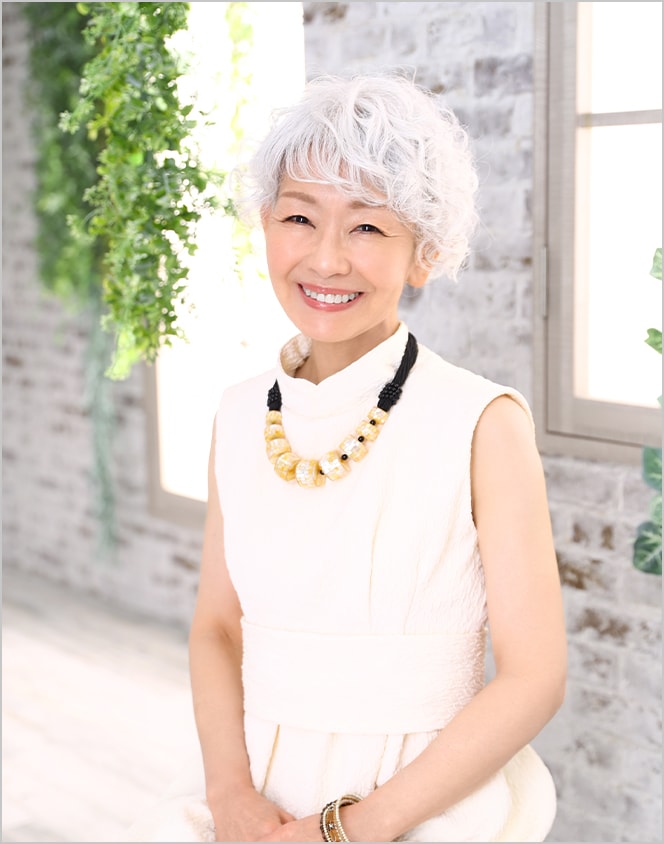 シニアフォトライトパック（ヘア＆ポイントメイク付）の撮影例：白い衣装で微笑む女性のポートレート