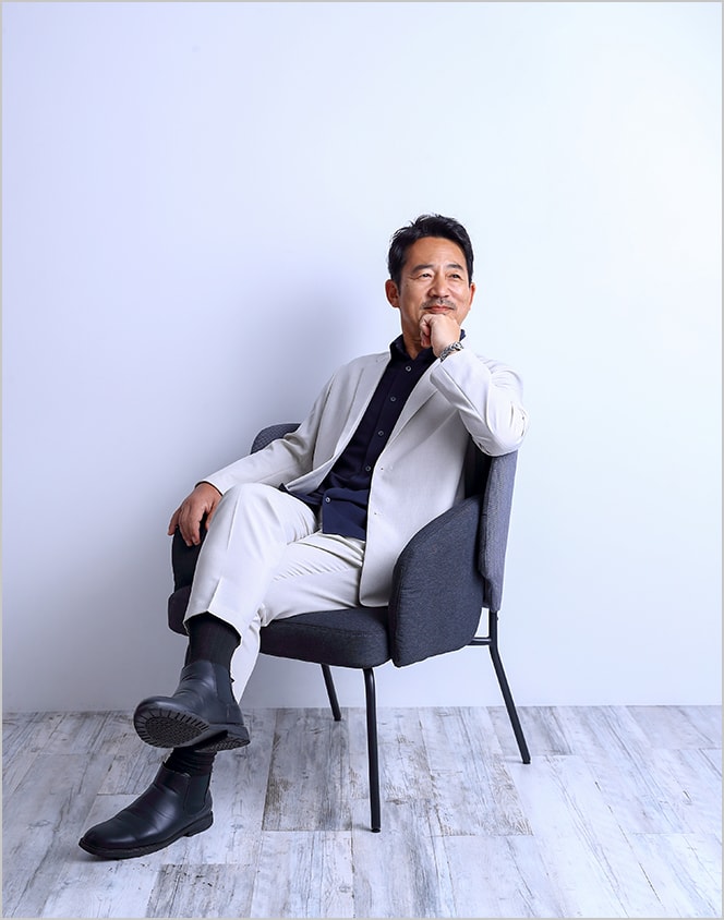 シニアフォトスタンダードパックの撮影例：椅子に座りリラックスした表情の男性