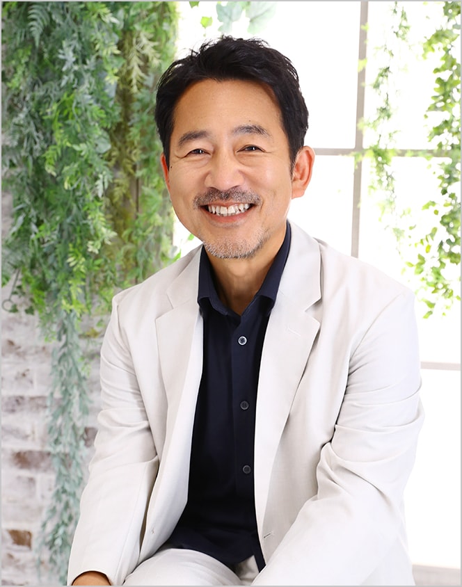 シニアフォトライトパックの撮影例：笑顔で写る男性のバストアップ