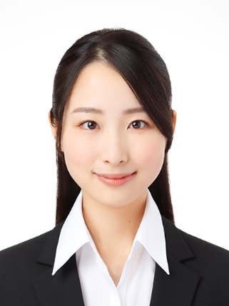 好印象な証明写真の例 髪を下ろしている場合
