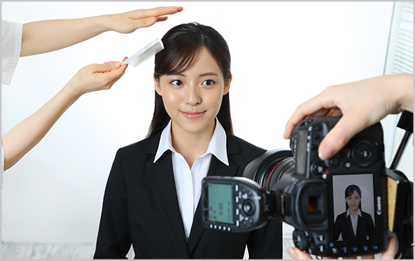 就活証明写真ヘアメイクパック スタジオでの撮影の様子
