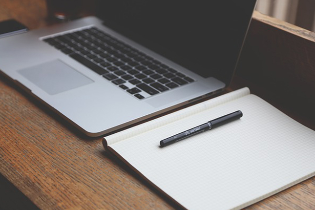 履歴書は手書きするべきか、PCで作るべきか、それが問題だ。