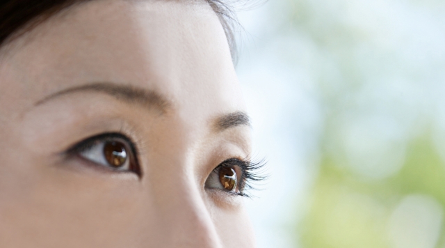 女性の眉