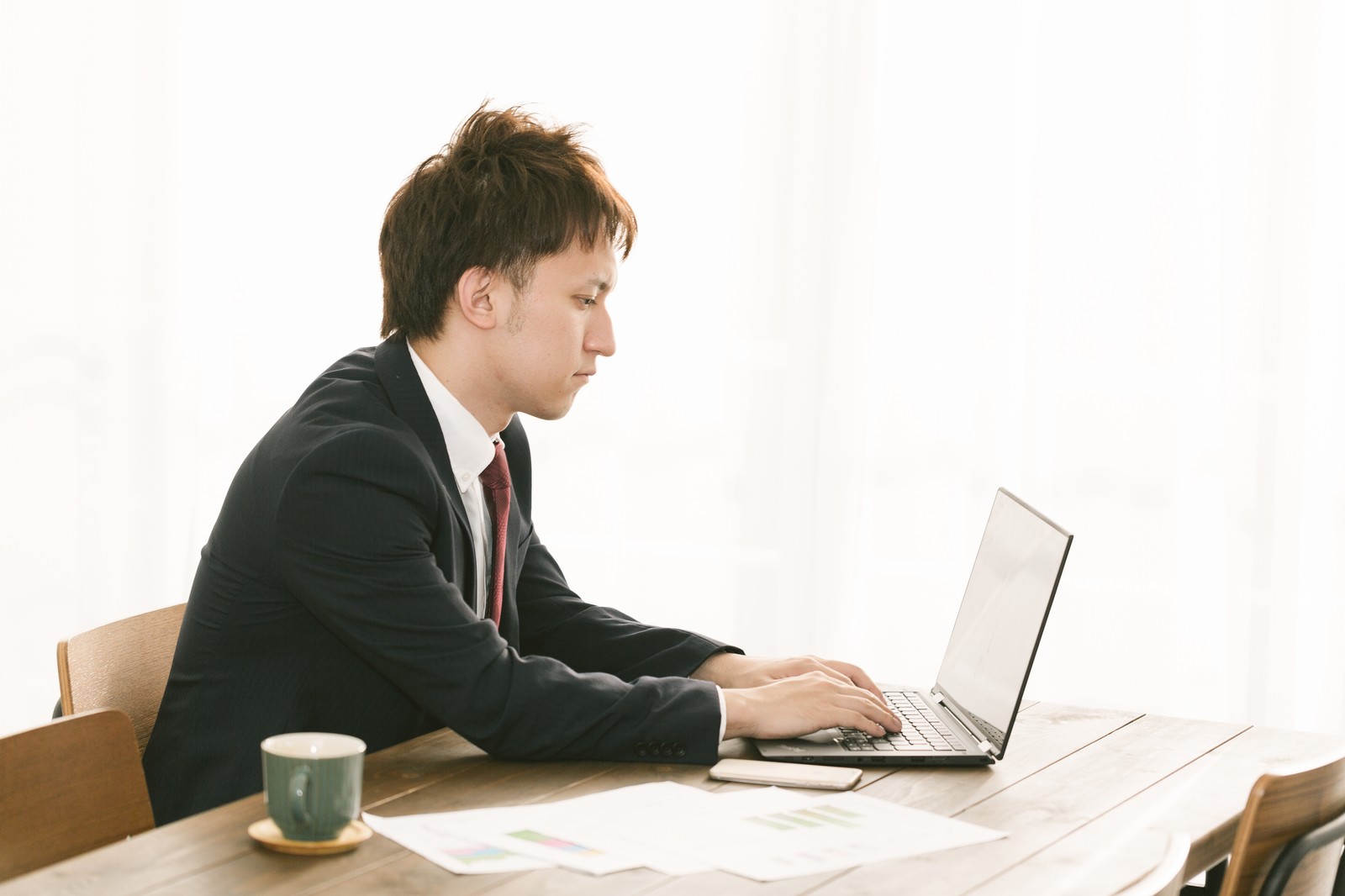 真剣に仕事をする男性