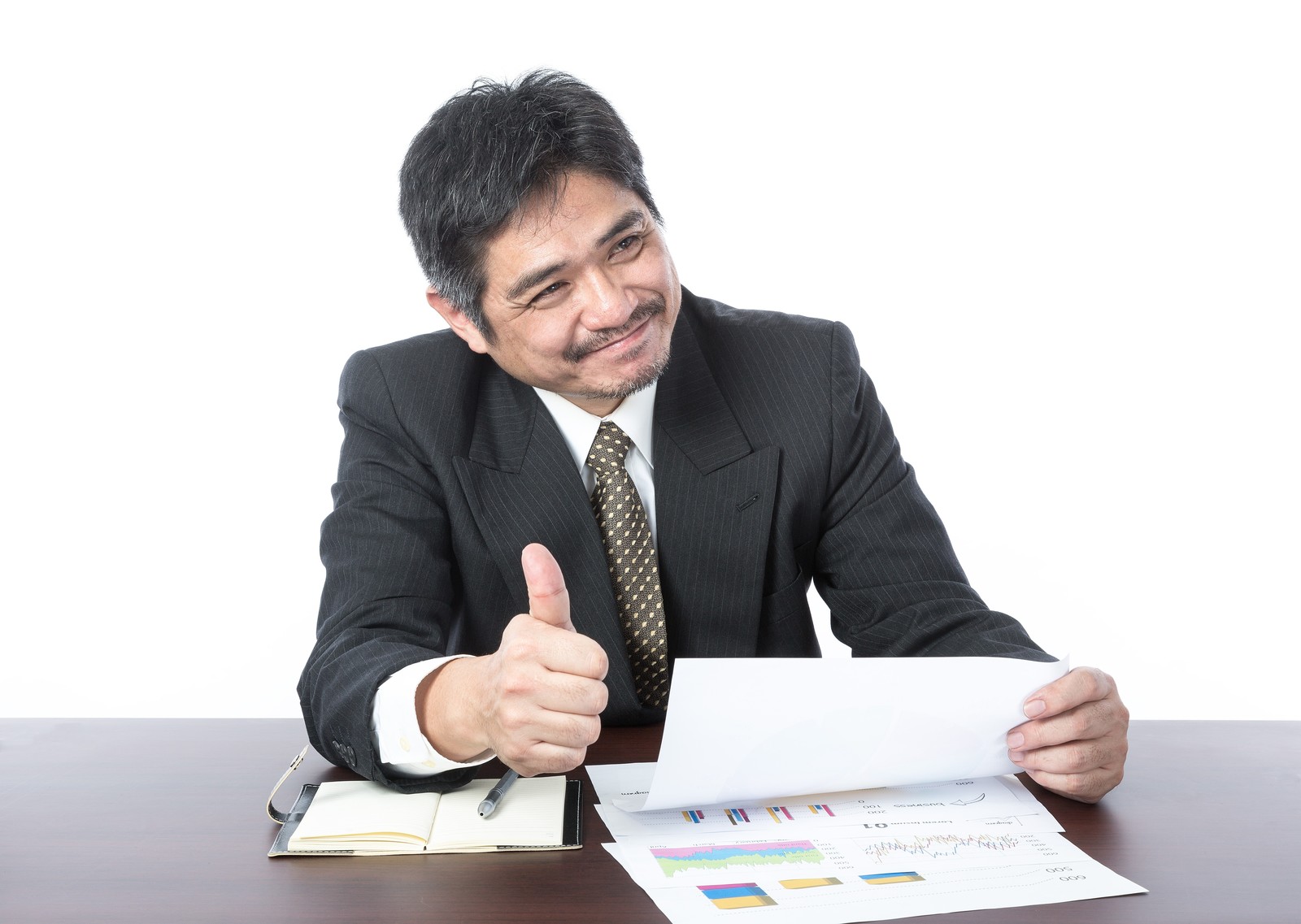 資料を見て微笑む男性