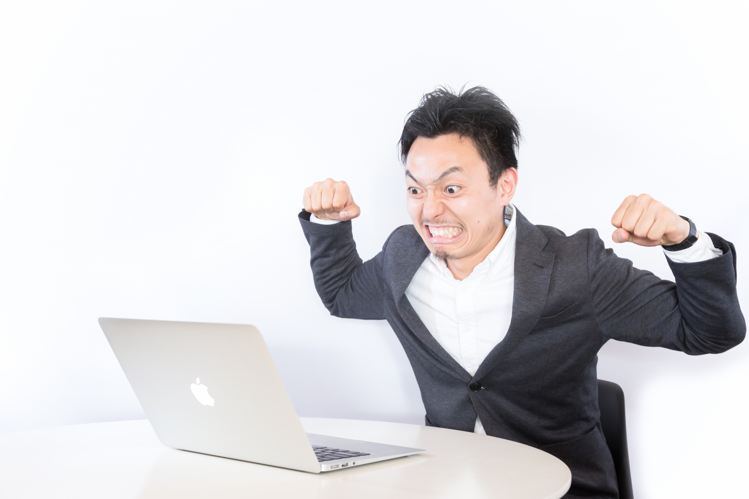 パソコンを見て怒る男性