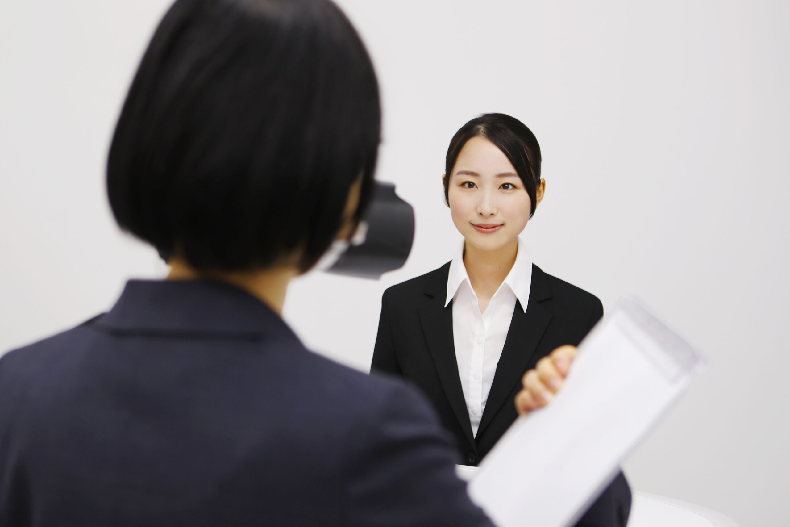 大学の学生証用の証明写真を撮影する女性