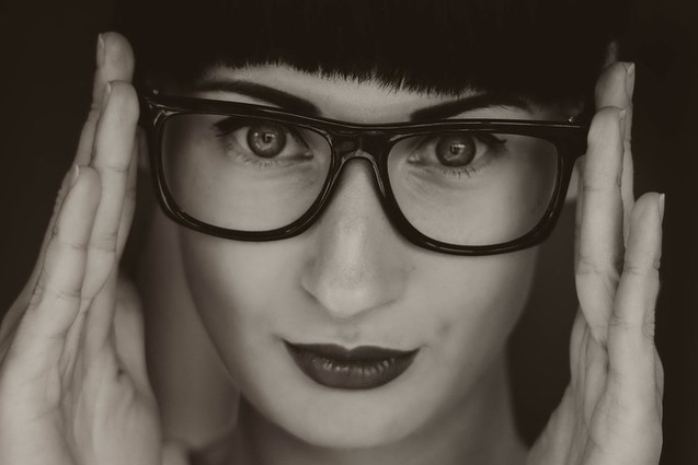 黒渕眼鏡をかける女性