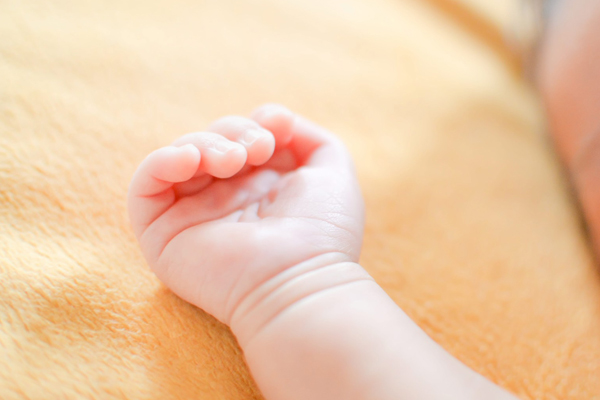 寝ている赤ちゃんの手