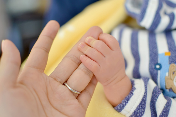 大人の手を握る赤ちゃん