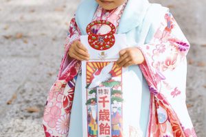 千歳飴を持つ女の子