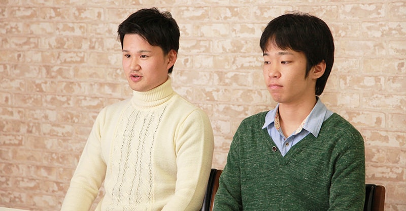 どのような就活だったか真剣に答えていただいた及川さん（左側）