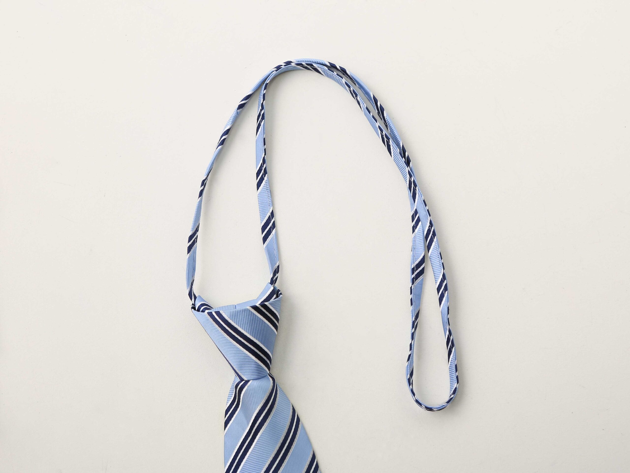 ワンタッチネクタイの紐