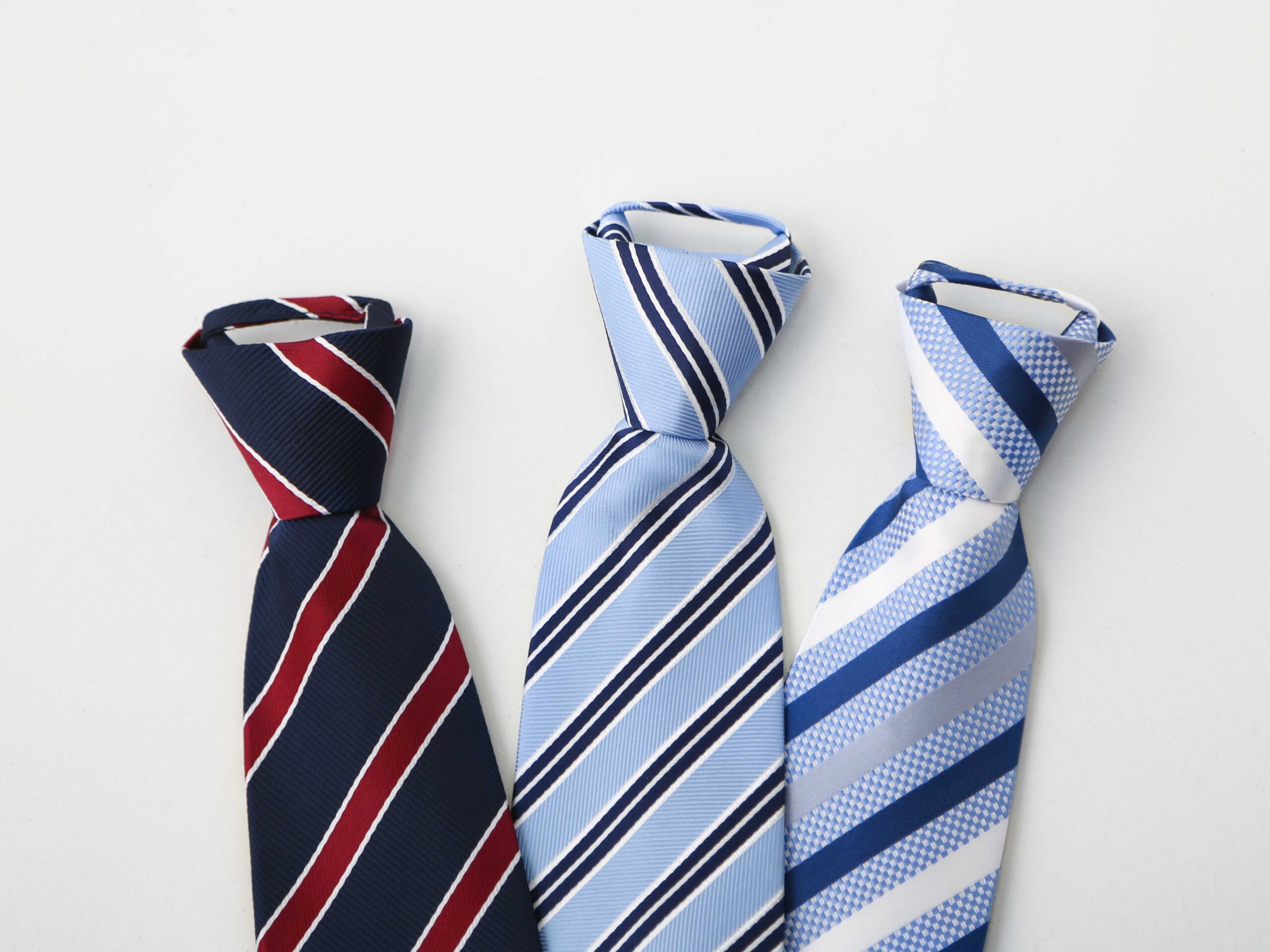 ワンタッチネクタイ柄違い3本/左-紺地に赤/真ん中-水色に濃いブルーのストライプ/右-水色地に白+青のストライプ