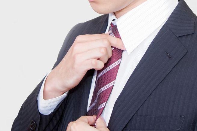 ネクタイを結ぶ様子