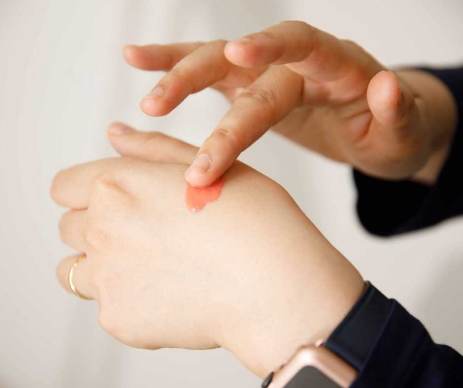 就活メイクリキッドチークは手に出して薄くつける