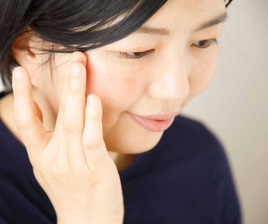 就活メイクリキッドチークは指で薄くがポイント