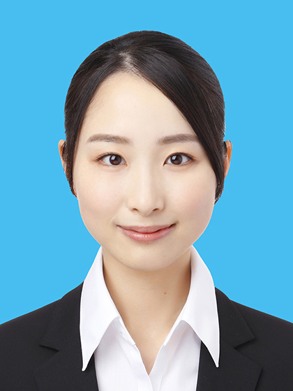 証明写真例（背景青無地）