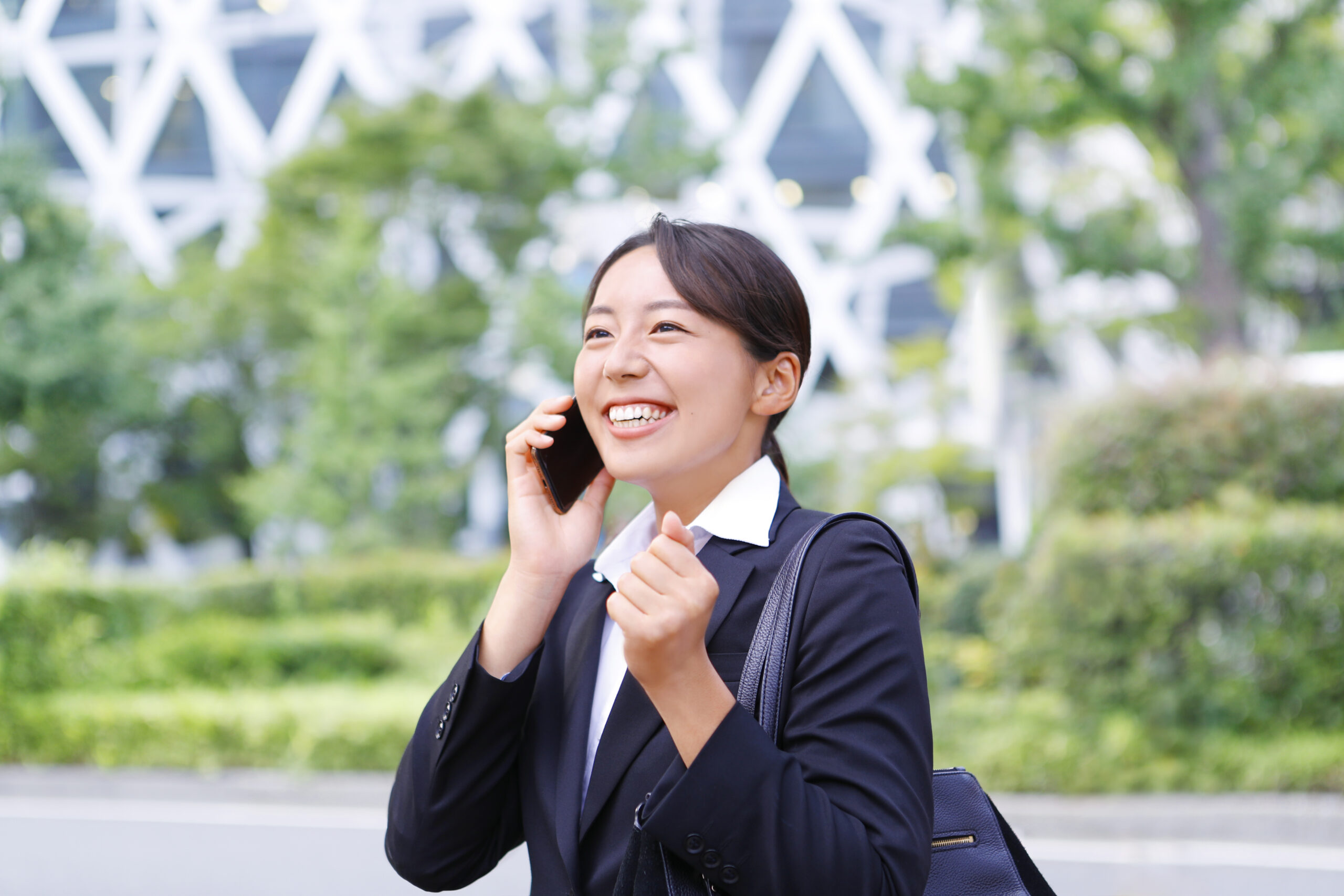 電話に出る女性