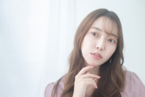 目線を外したプロフィール写真