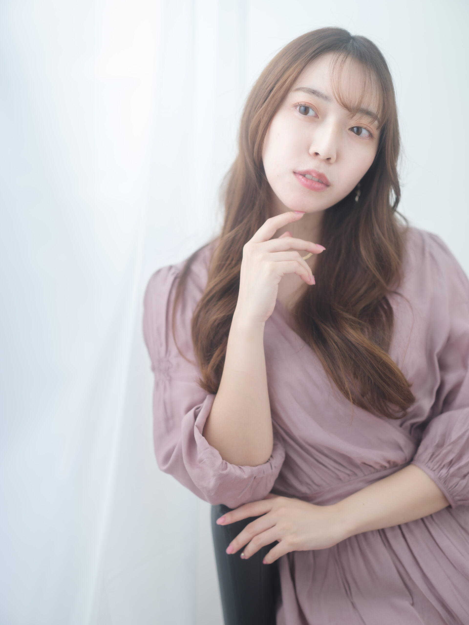 目線を外したプロフィール写真