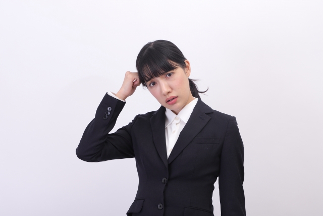 困った顔のビジネスウーマン