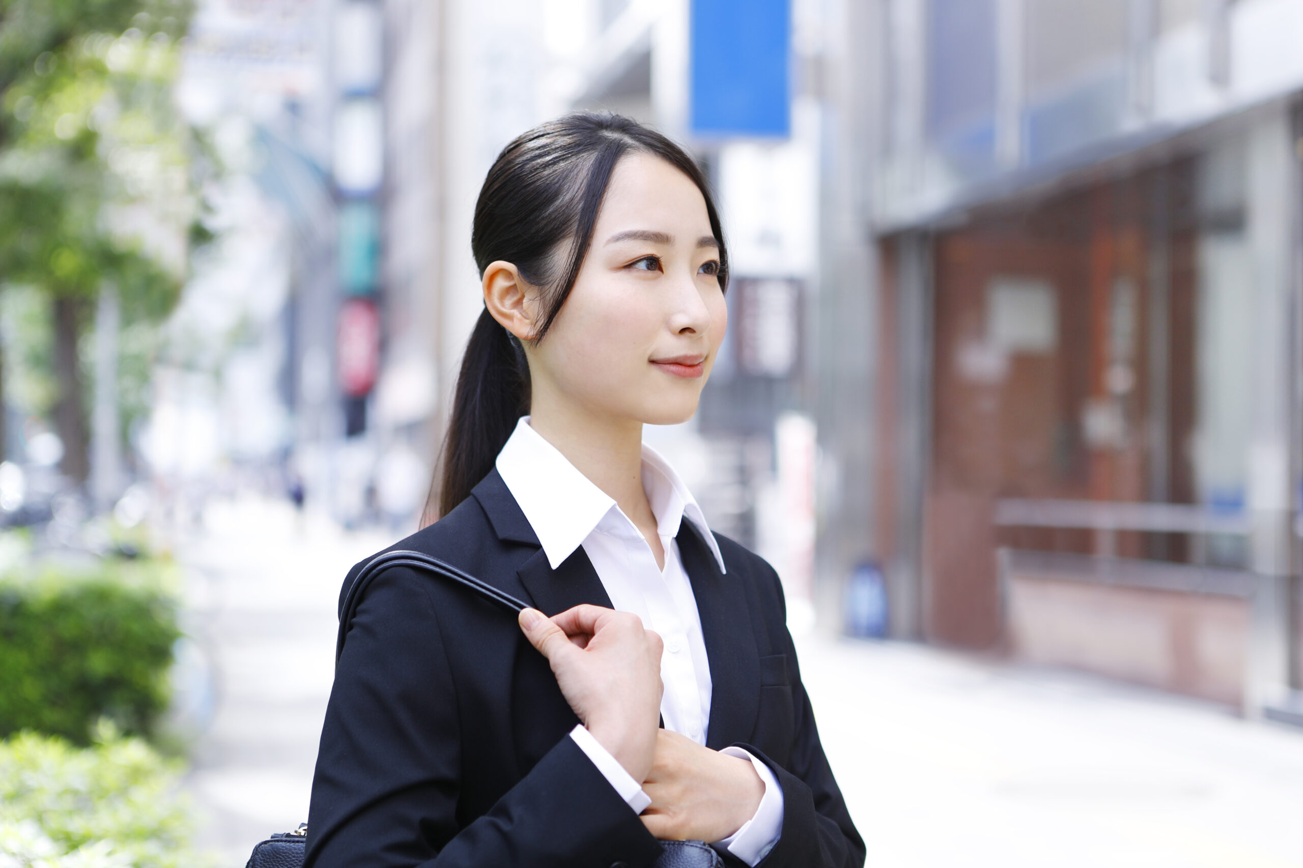 就活ヘアの女性