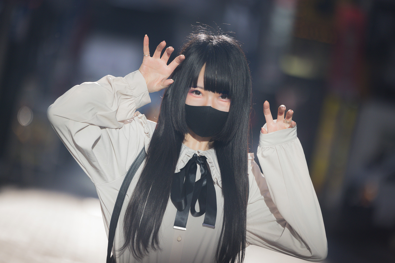 地雷系メイクの女性