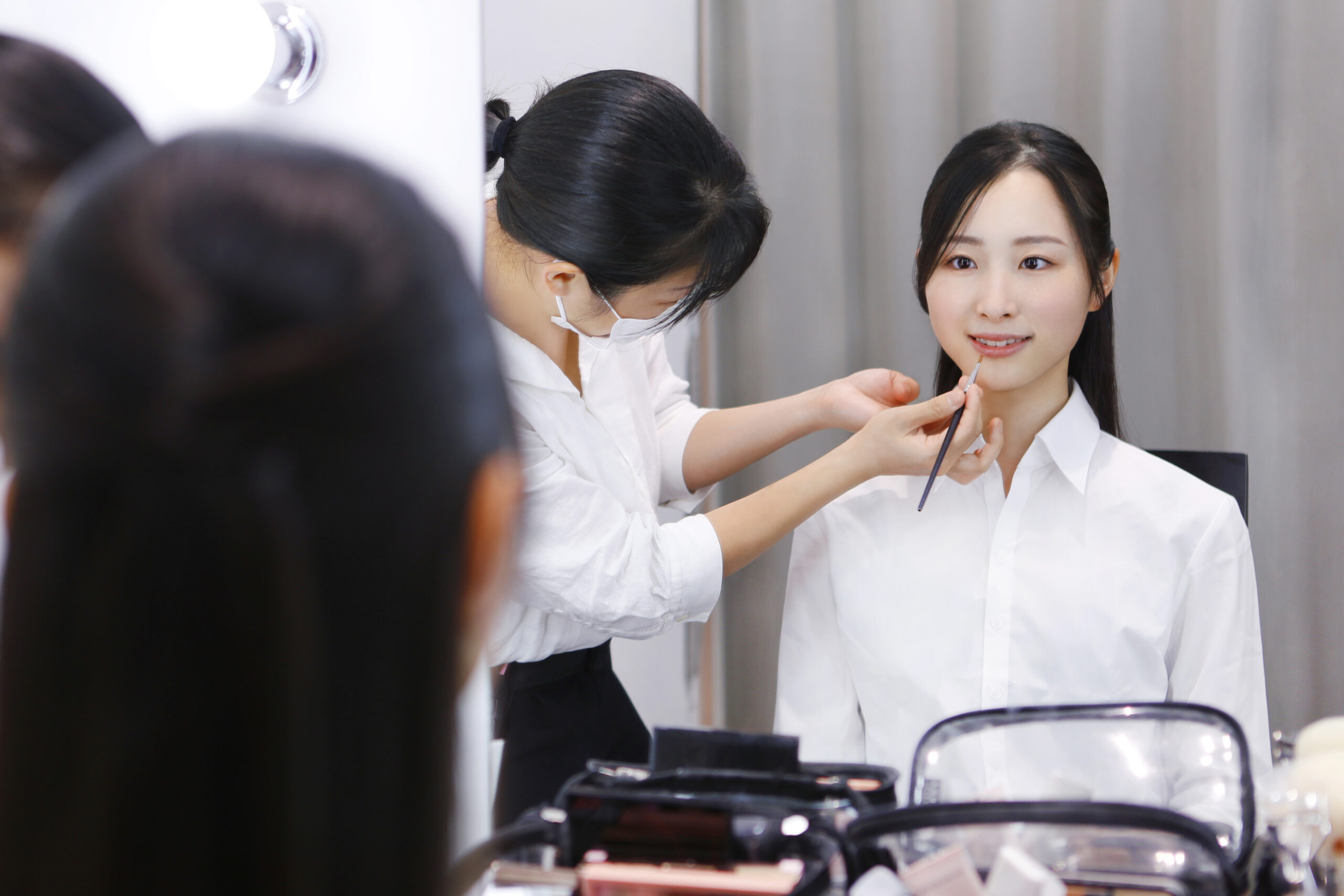 就活メイクをする女性