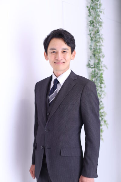 シンプルな背景の婚活写真