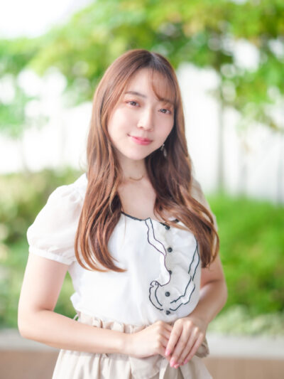 明るい場所で撮影した女性の婚活写真