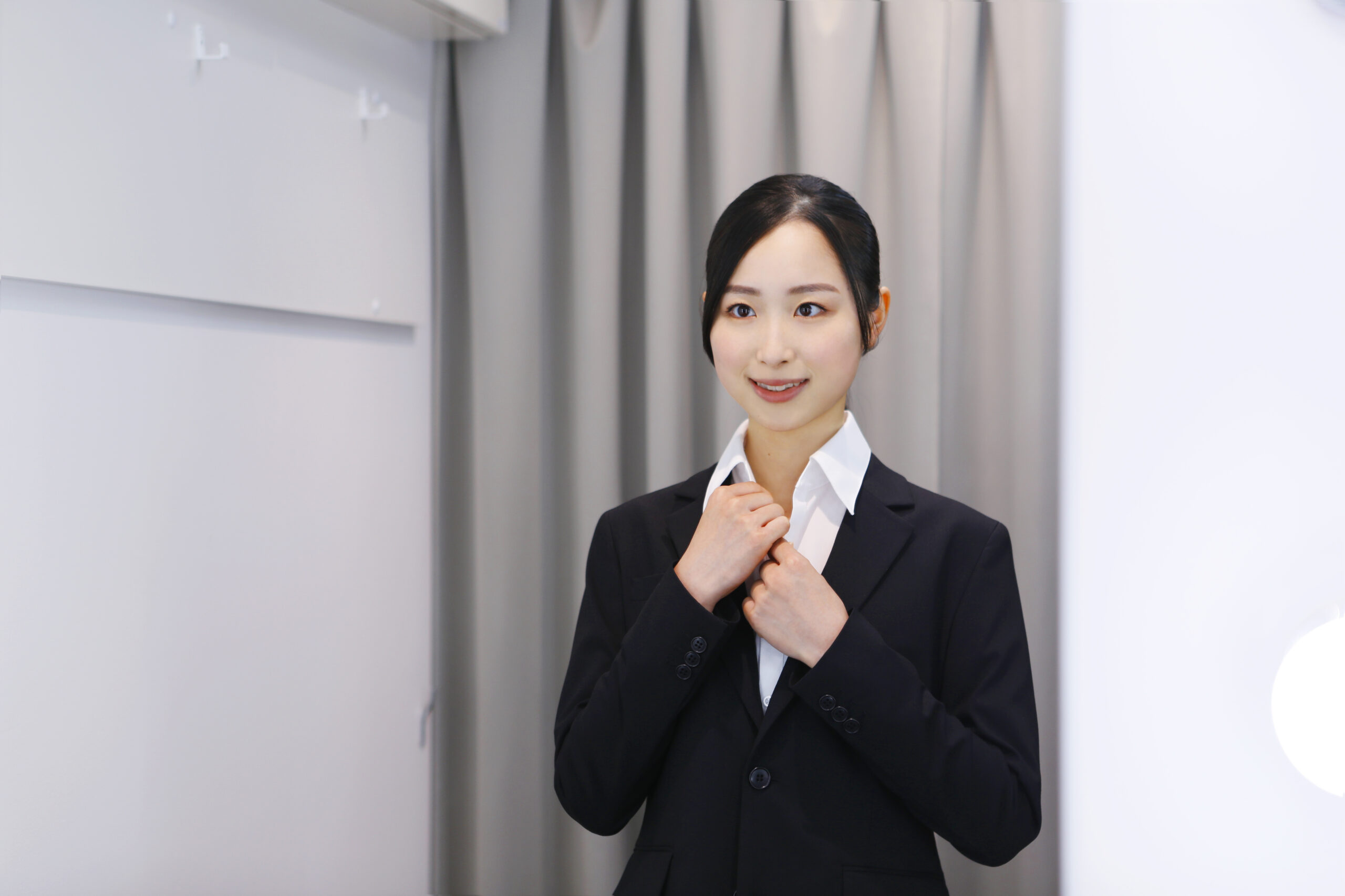 就活写真を撮る前に準備をする女性