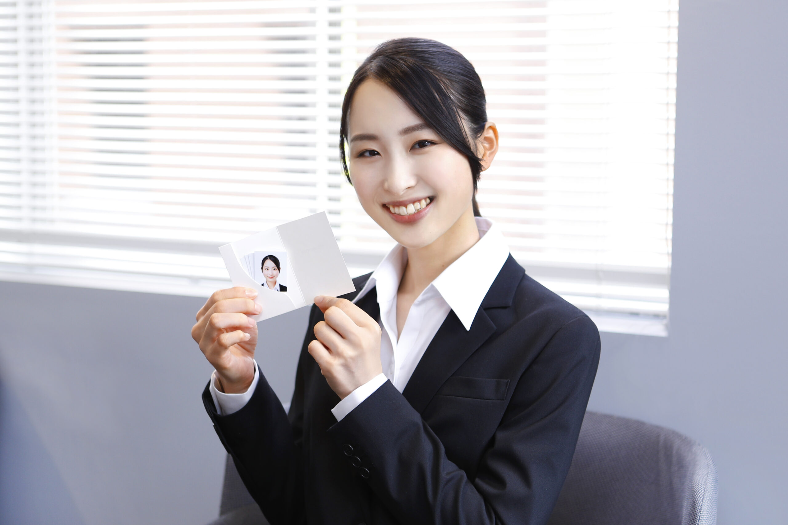 証明写真を受け取った就活生
