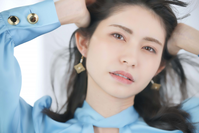 モデルポーズの女性