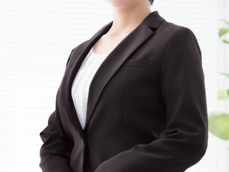 チャコールグレーのスーツ