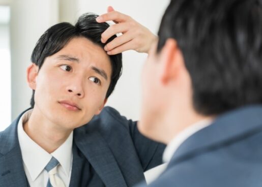 髪型を整える男性