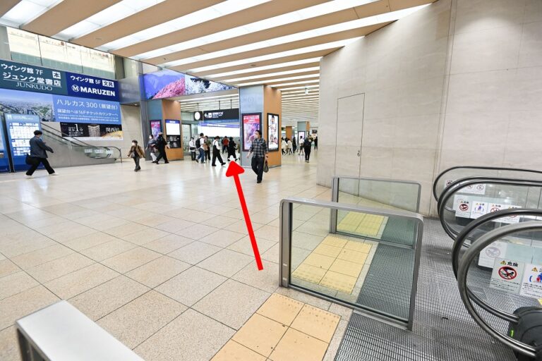 上り後、右折し直進します(左手に近鉄大阪阿部野橋駅改札あり)