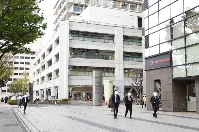 MAMMUTの前を直進するとシルクセンターが見えてきます