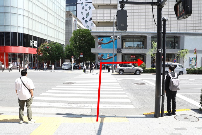 信号を渡ってマロニエゲートの前を右へ進みます