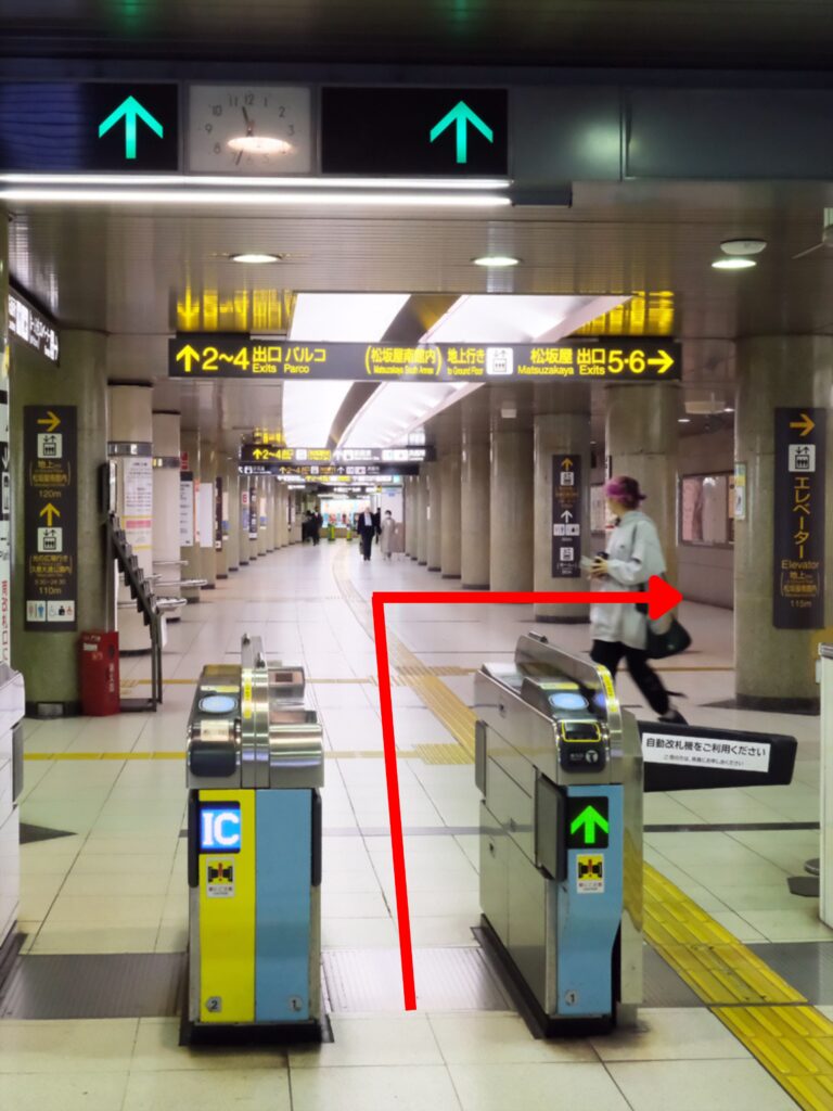 改札を右に出て、5番出口へ向かいます