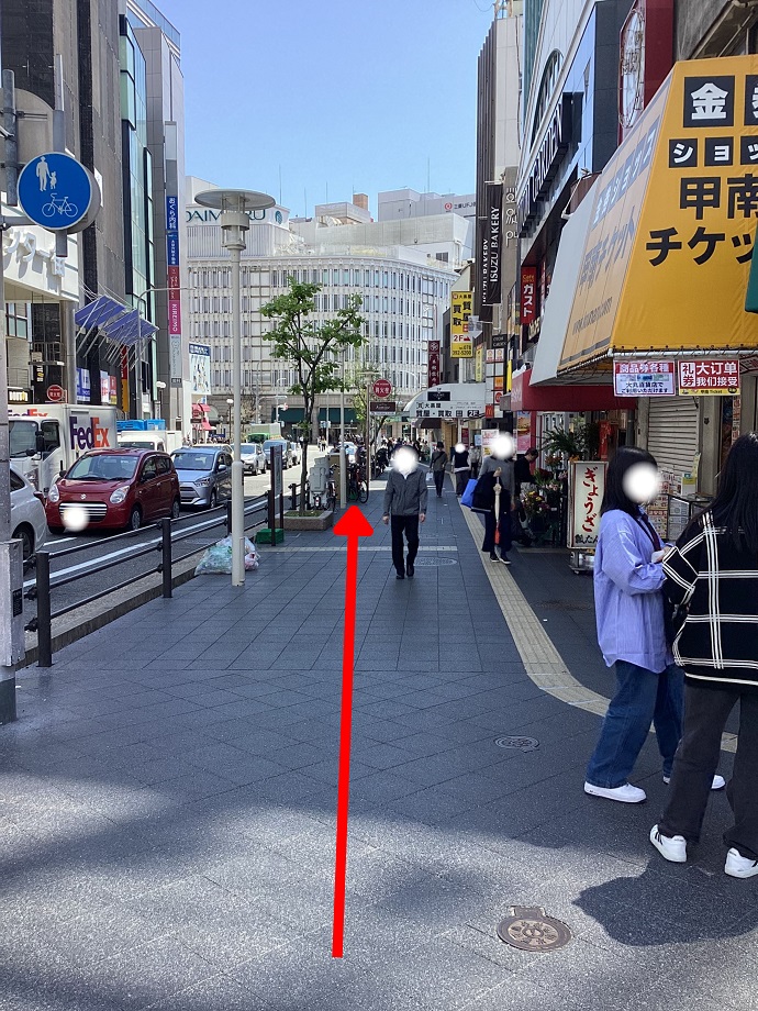 金券ショップを右に曲がって大丸方向に向かって直進する