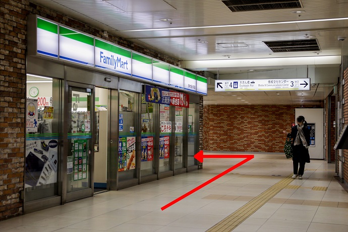 しばらく直進し、ファミリーマートの角を左に曲がります