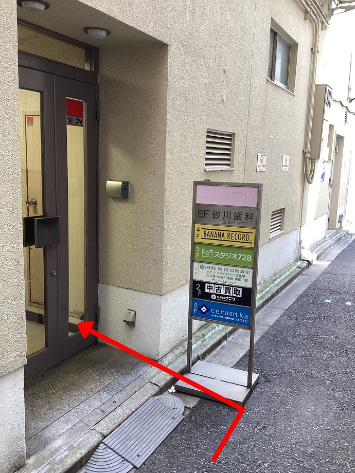 エレベーターは右側のマツキヨとの間の通路を進んで看板がある入口から入るとご利用頂けます