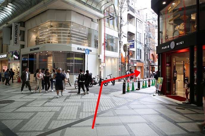 心斎橋商店街 メガネの三城 ドコモの間の道を目指します