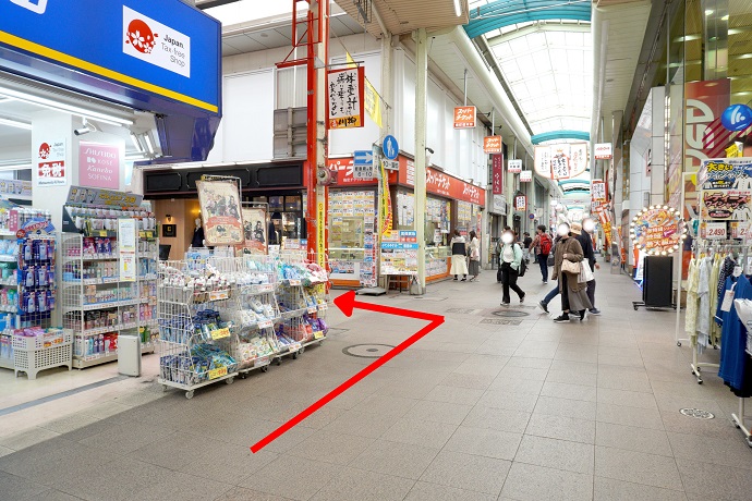 右折後最初の十字路を左折します