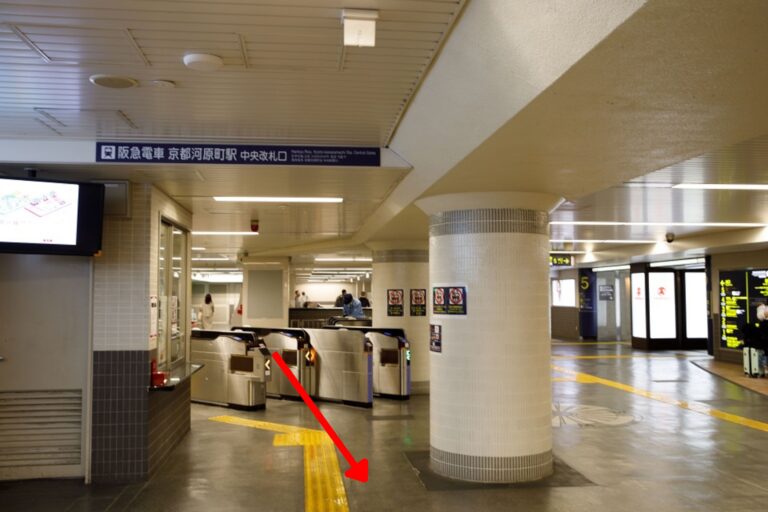 中央改札口を出て、矢印の向きにまっすぐ向かう