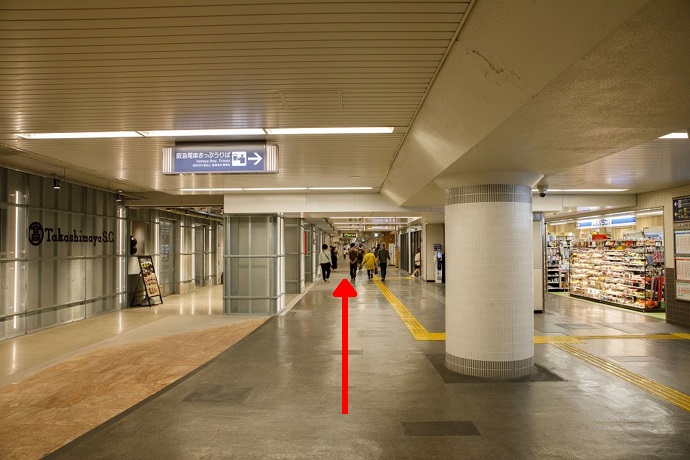 9番出口を目指してまっすぐ進みます