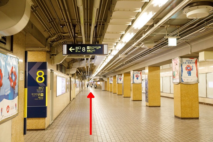 8番出口が見えてくるが、9番出口のためまだまっすぐ進む。矢印の方向に進む