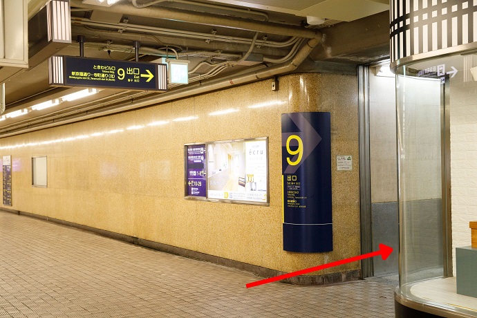 出口9から階段をのぼって四条通りへ